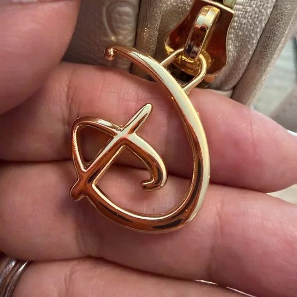 Disney Winnie the Pooh Cream and Gold Crossbody Bag - Picture 8 of 10